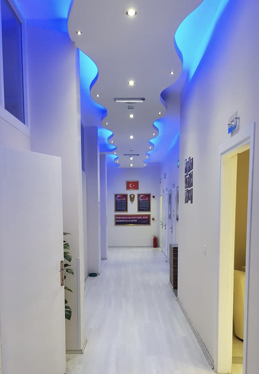 Akyürek Eğitim Kurumları'nda öğrencilerle birlikte bir sınıf ortamı