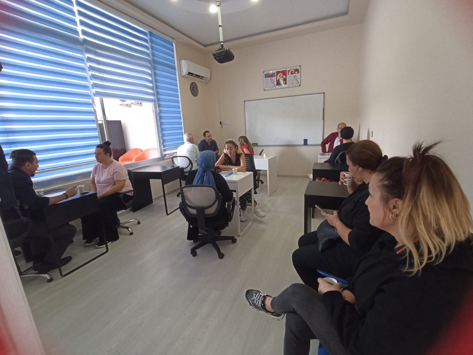 Akyürek Eğitim Kurumları'nın kurucusu Gülşah Aydın Akyürek öğrencilerle birlikte